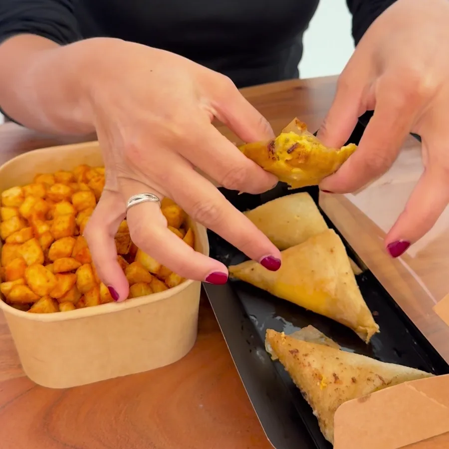 Les mains qui plient la feuille de brick